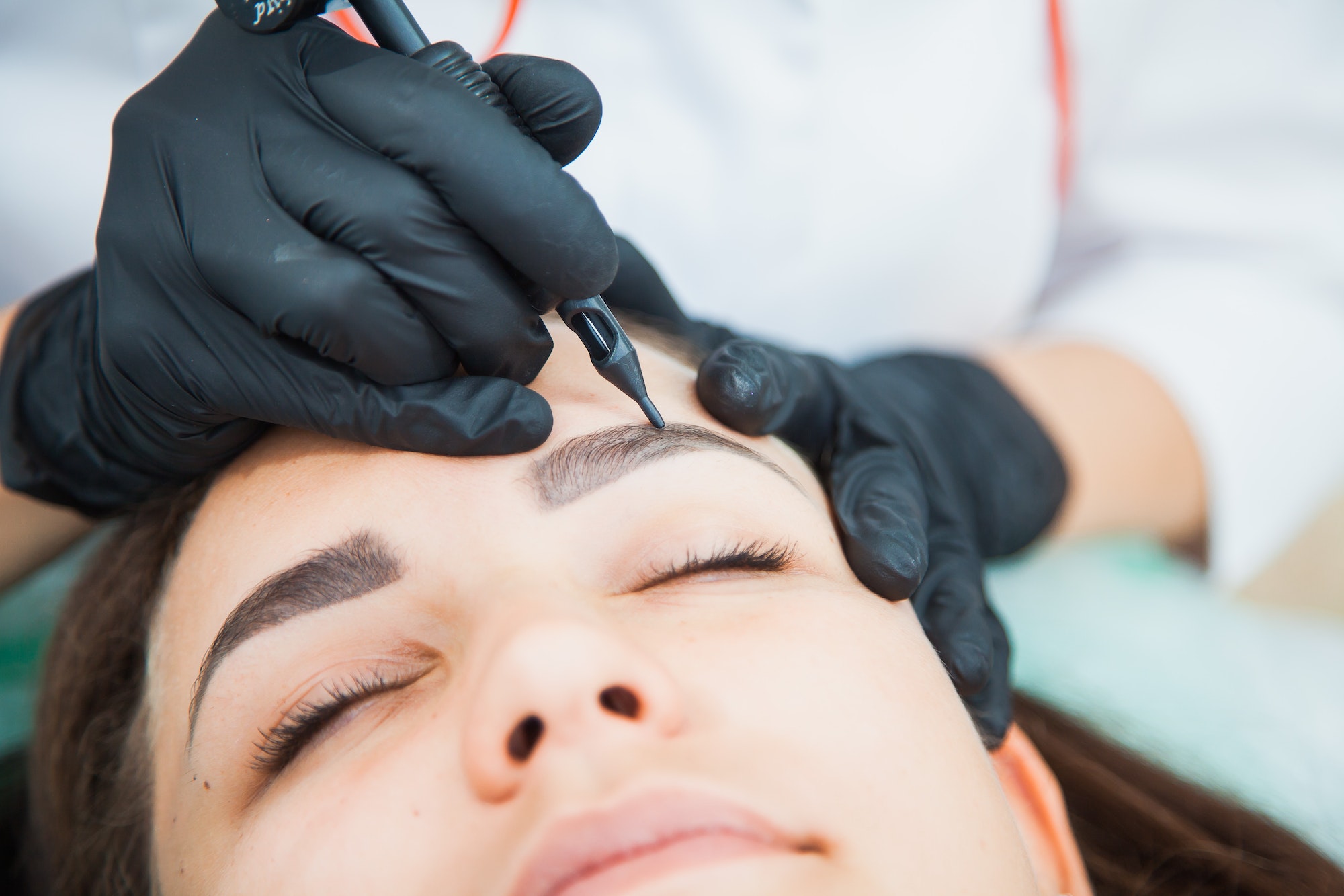 Permanent brow make-up